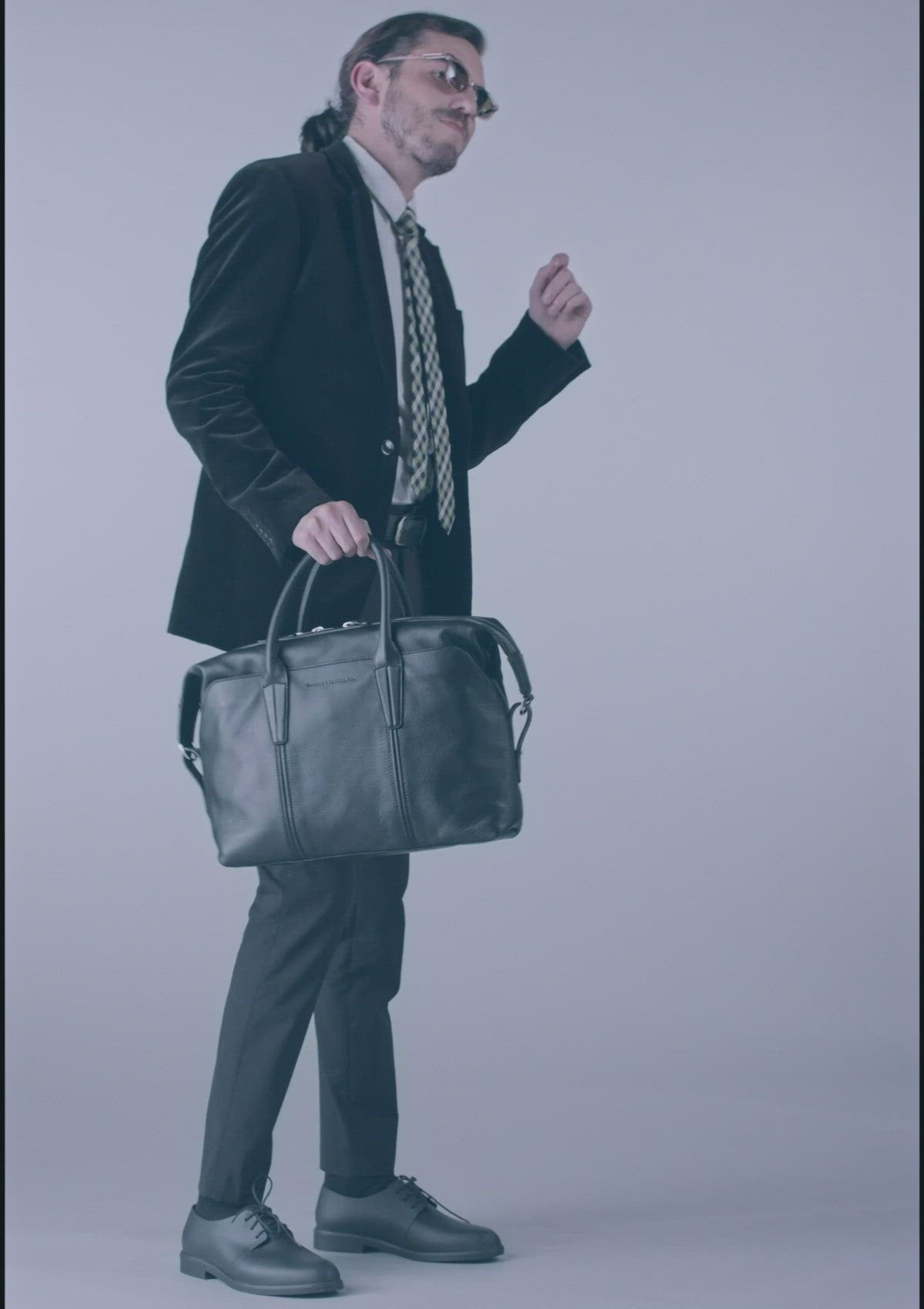 video-modelo-heritage-briefcase-black-camelo-leather-co